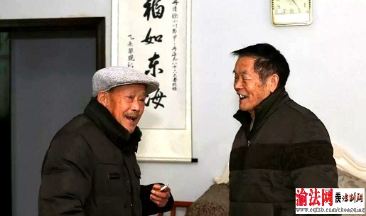 2017年12月，86岁高龄的宿成清老人（右一），与原秀山县委书记冉海光（左一），喜相逢于秀山家中